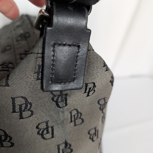 Dooney & Bourke Signature Black and Gray Vintage Large Shoulder Tote. - Picture 10 of 14